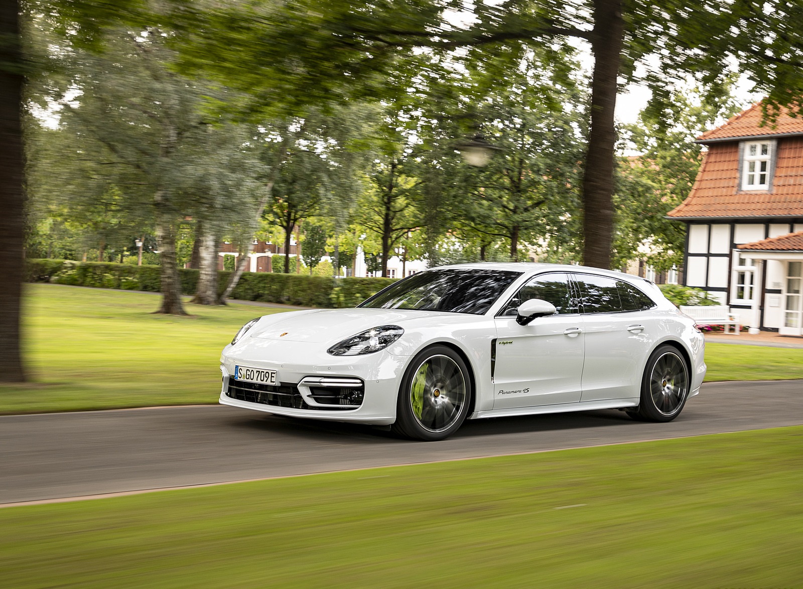 2021 Porsche Panamera 4S E-Hybrid Sport Turismo (Color: Carrara White Metallic) Front Three-Quarter Wallpapers (3)