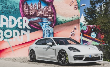 2021 Porsche Panamera 4S E-Hybrid Sport Turismo (Color: Carrara White Metallic) Front Three-Quarter Wallpapers 450x275 (26)