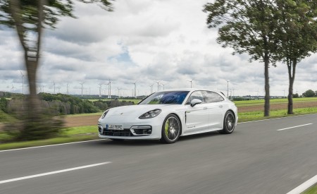 2021 Porsche Panamera 4S E-Hybrid Sport Turismo (Color: Carrara White Metallic) Front Three-Quarter Wallpapers 450x275 (4)