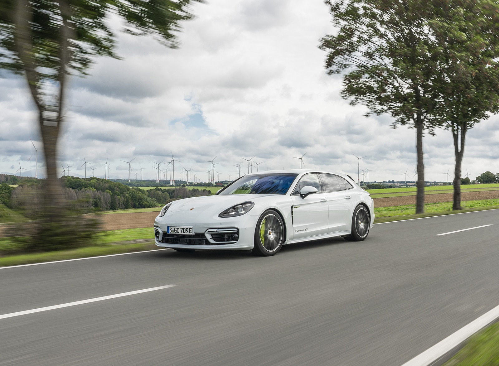 2021 Porsche Panamera 4S E-Hybrid Sport Turismo (Color: Carrara White Metallic) Front Three-Quarter Wallpapers (4)