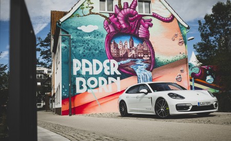 2021 Porsche Panamera 4S E-Hybrid Sport Turismo (Color: Carrara White Metallic) Front Three-Quarter Wallpapers 450x275 (27)