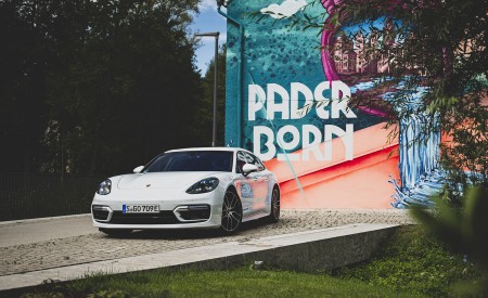 2021 Porsche Panamera 4S E-Hybrid Sport Turismo (Color: Carrara White Metallic) Front Wallpapers 450x275 (28)