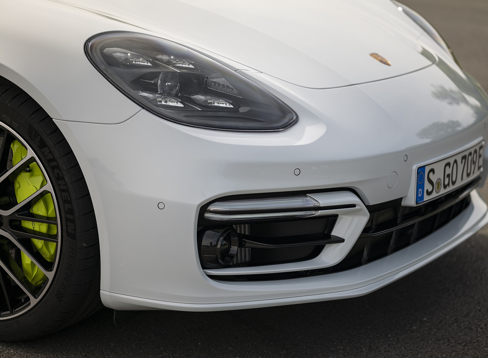 2021 Porsche Panamera 4S E-Hybrid Sport Turismo (Color: Carrara White Metallic) Headlight Wallpapers #35 of 49