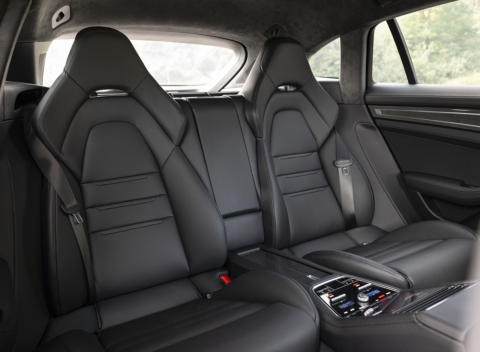2021 Porsche Panamera 4S E-Hybrid Sport Turismo (Color: Carrara White Metallic) Interior Rear Seats Wallpapers #49 of 49