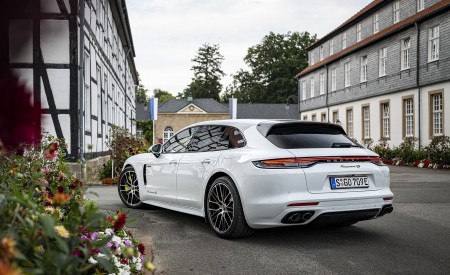 2021 Porsche Panamera 4S E-Hybrid Sport Turismo (Color: Carrara White Metallic) Rear Three-Quarter Wallpapers 450x275 (17)