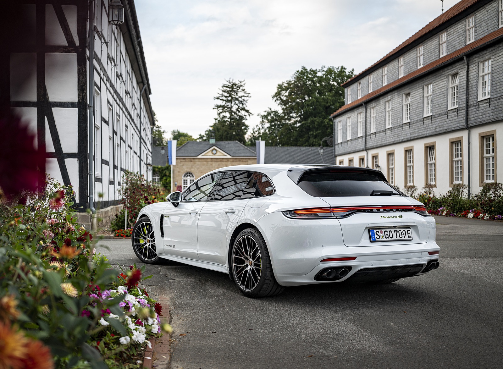 2021 Porsche Panamera 4S E-Hybrid Sport Turismo (Color: Carrara White Metallic) Rear Three-Quarter Wallpapers #17 of 49