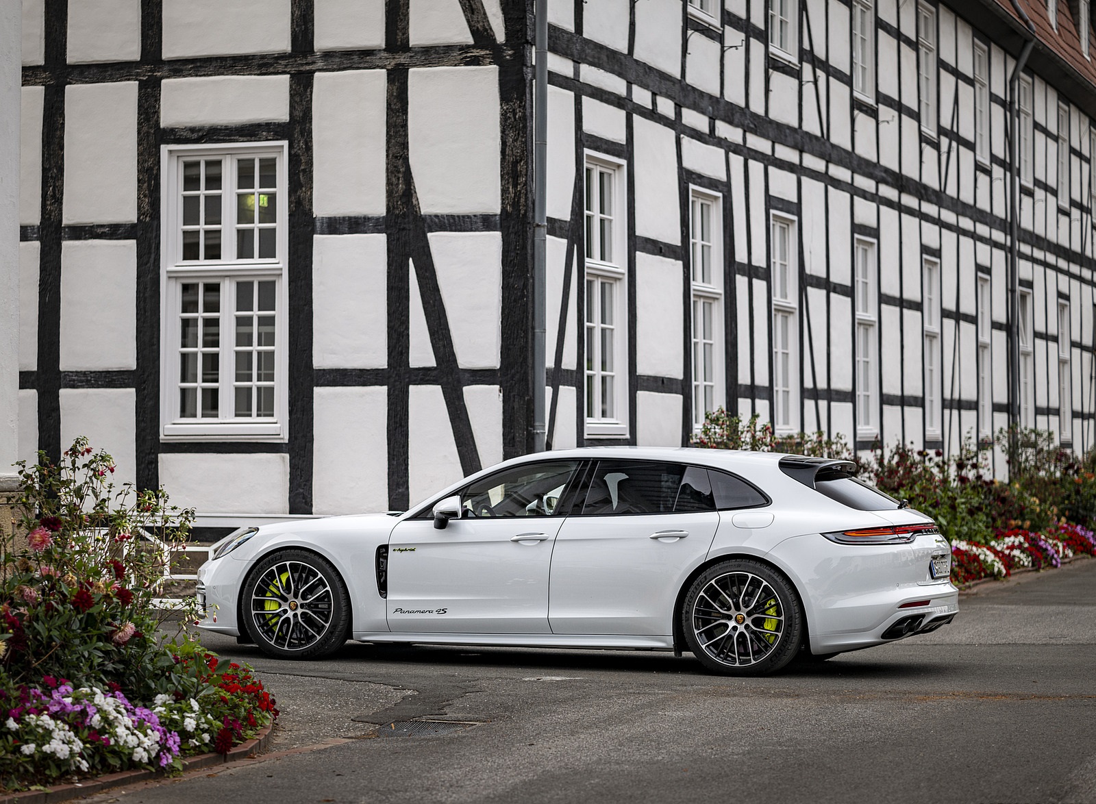 2021 Porsche Panamera 4S E-Hybrid Sport Turismo (Color: Carrara White Metallic) Side Wallpapers #22 of 49