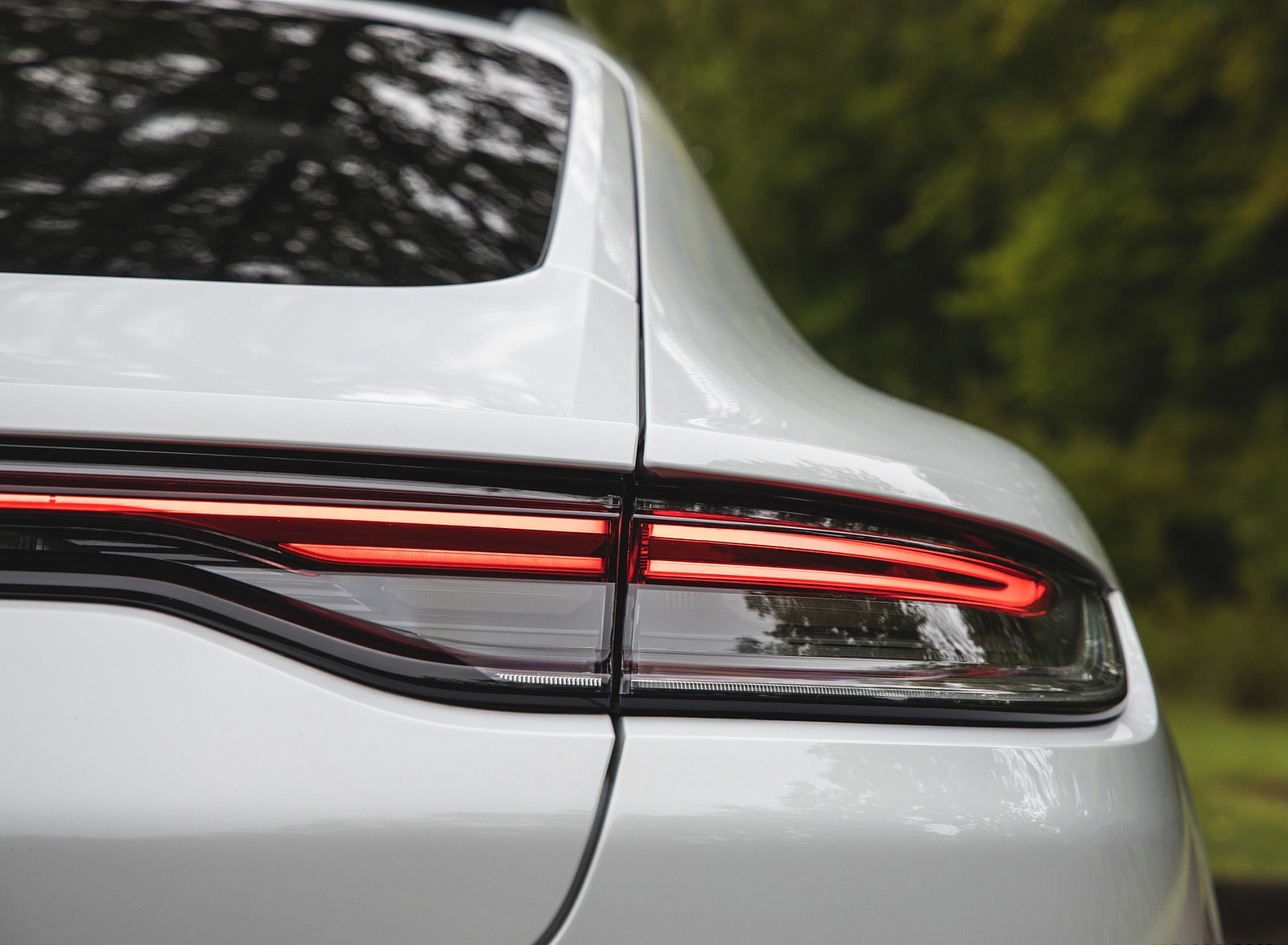 2021 Porsche Panamera 4S E-Hybrid (US-Spec) Tail Light Wallpapers #63 of 108