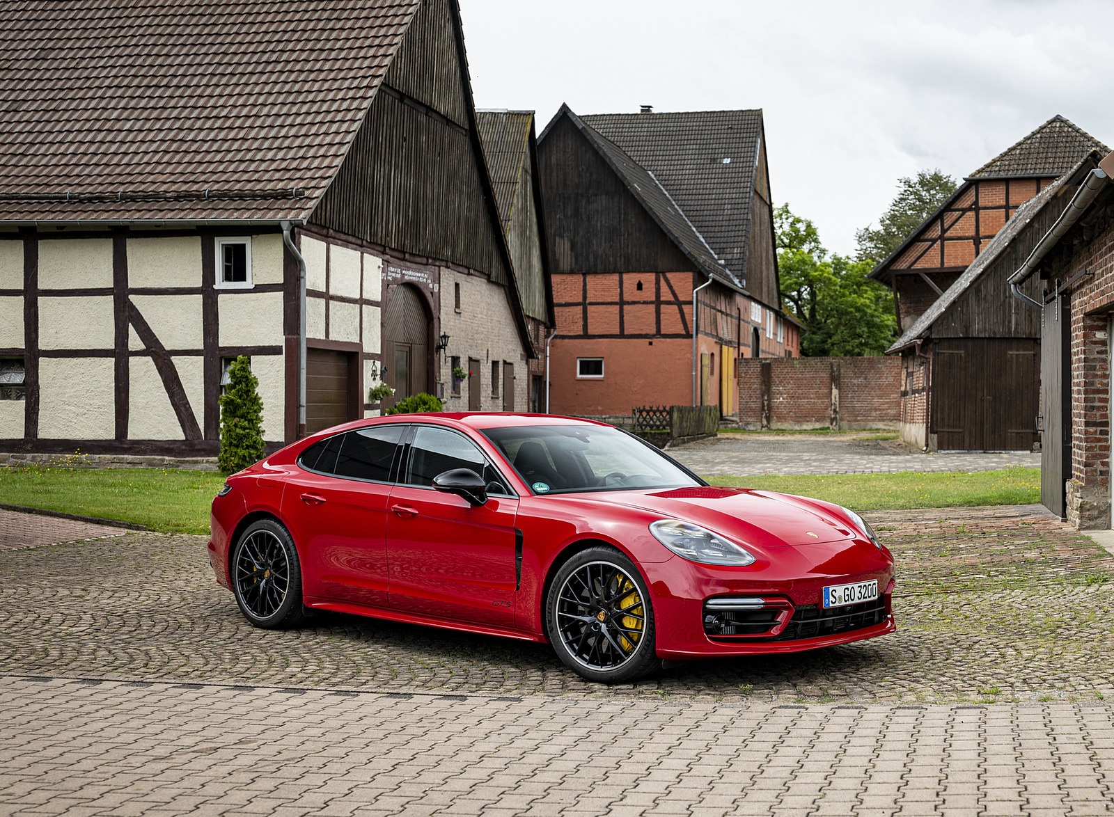 2021 Porsche Panamera GTS (Color: Carmine Red) Front Three-Quarter Wallpapers #41 of 117
