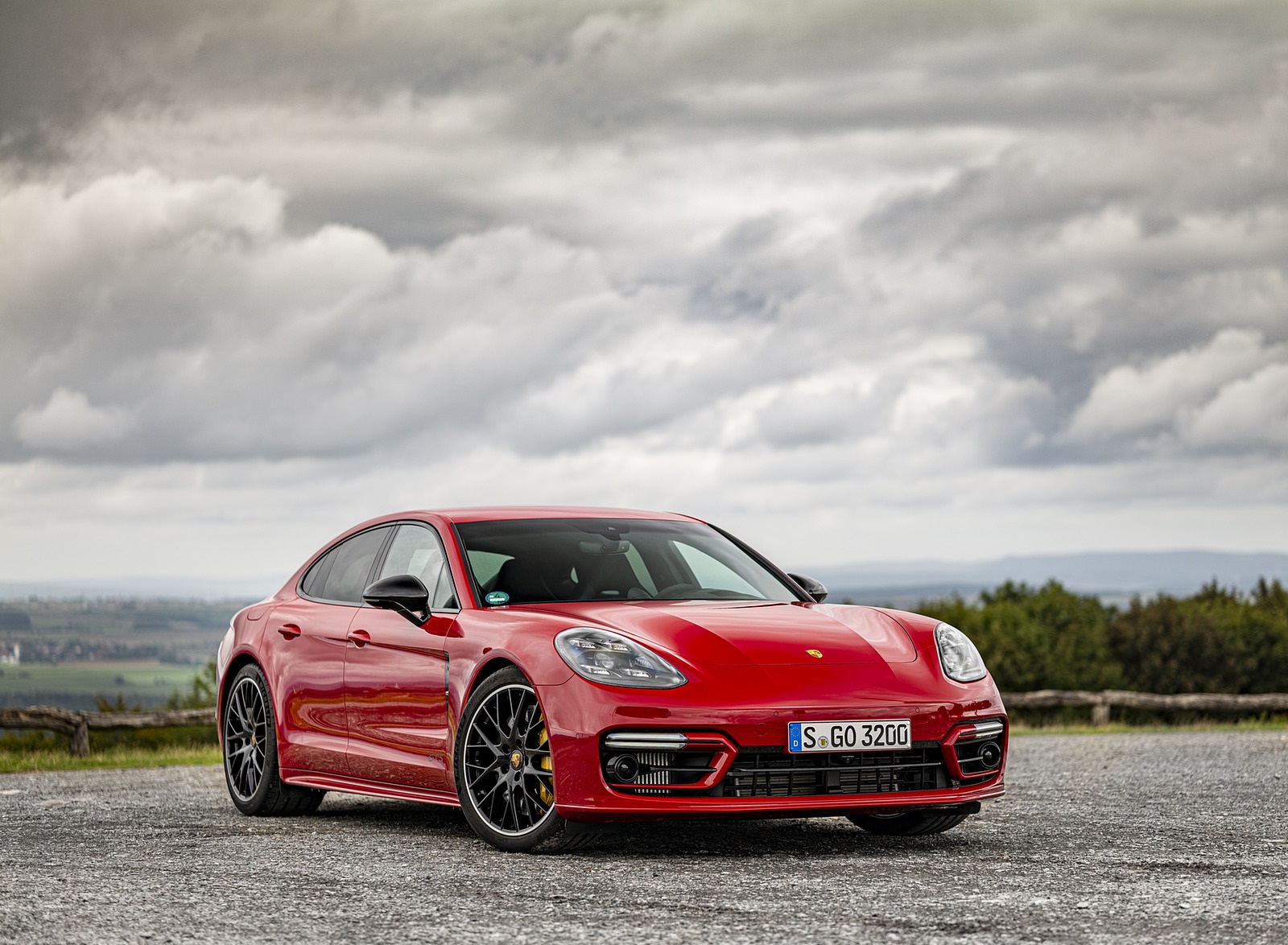2021 Porsche Panamera GTS (Color: Carmine Red) Front Three-Quarter Wallpapers #33 of 117