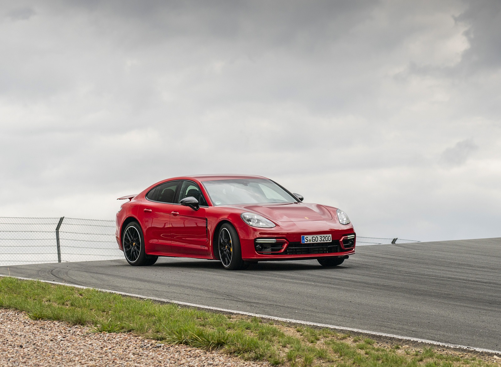 2021 Porsche Panamera GTS (Color: Carmine Red) Front Three-Quarter Wallpapers #11 of 117