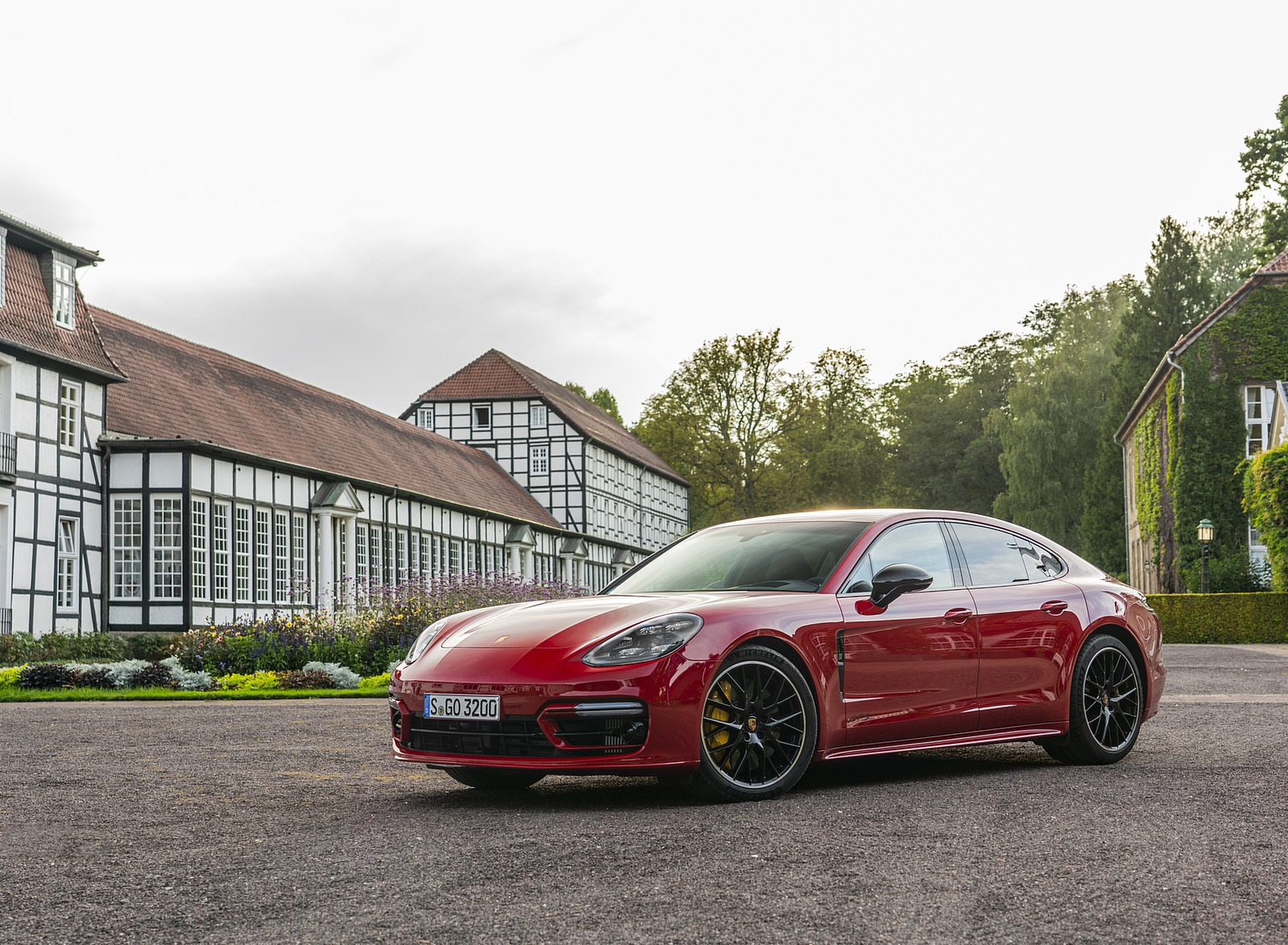 2021 Porsche Panamera GTS (Color: Carmine Red) Front Three-Quarter Wallpapers  #42 of 117