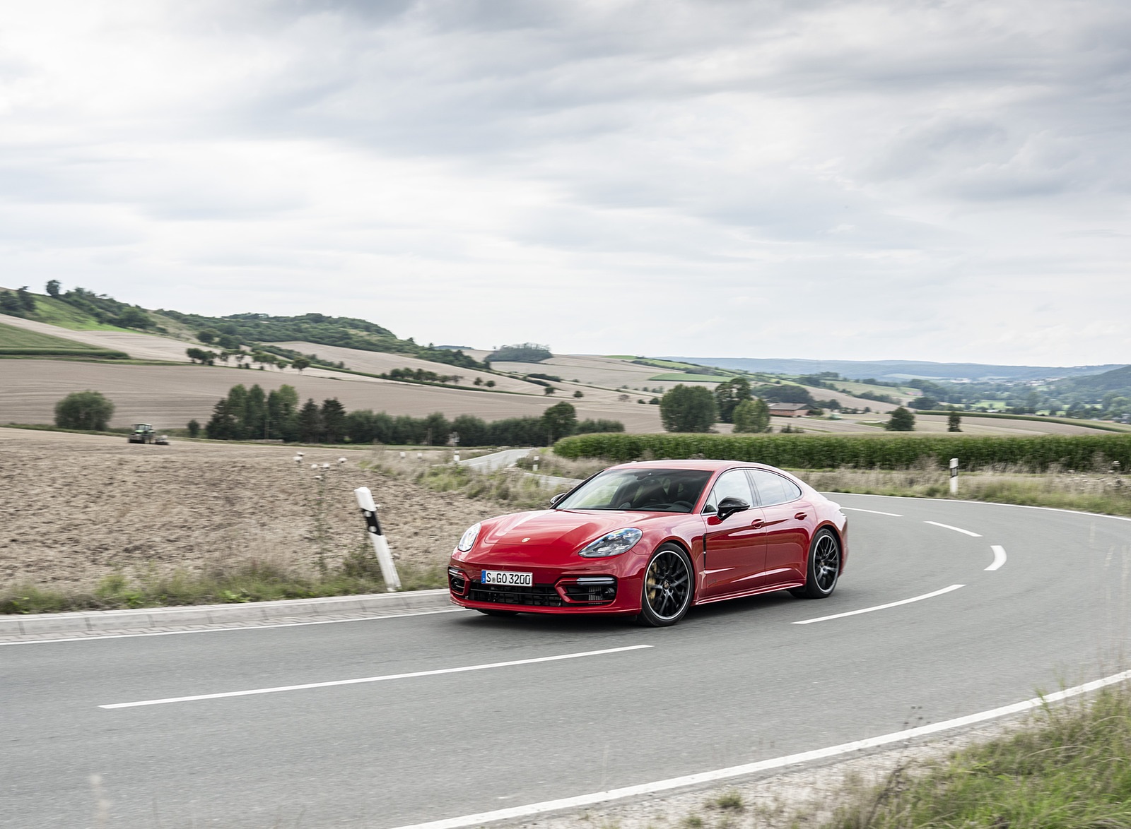 2021 Porsche Panamera GTS (Color: Carmine Red) Front Three-Quarter Wallpapers  #12 of 117