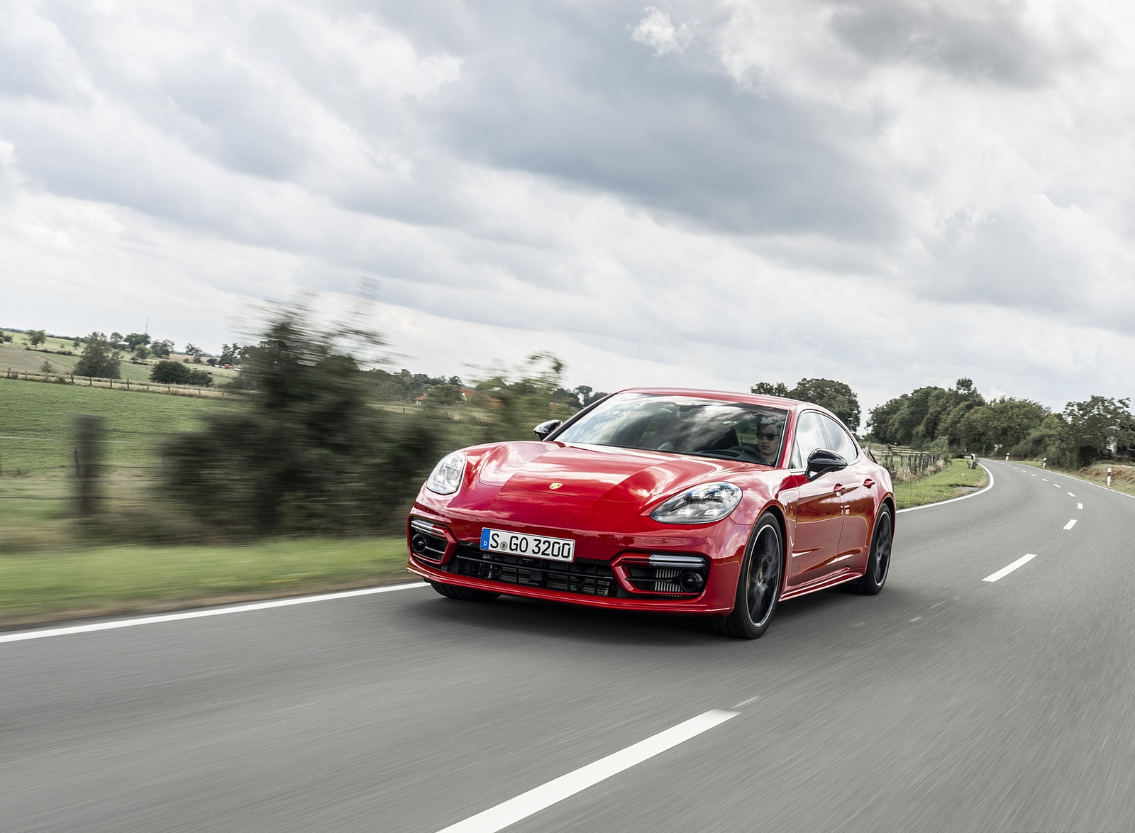 2021 Porsche Panamera GTS (Color: Carmine Red) Front Three-Quarter Wallpapers #4 of 117