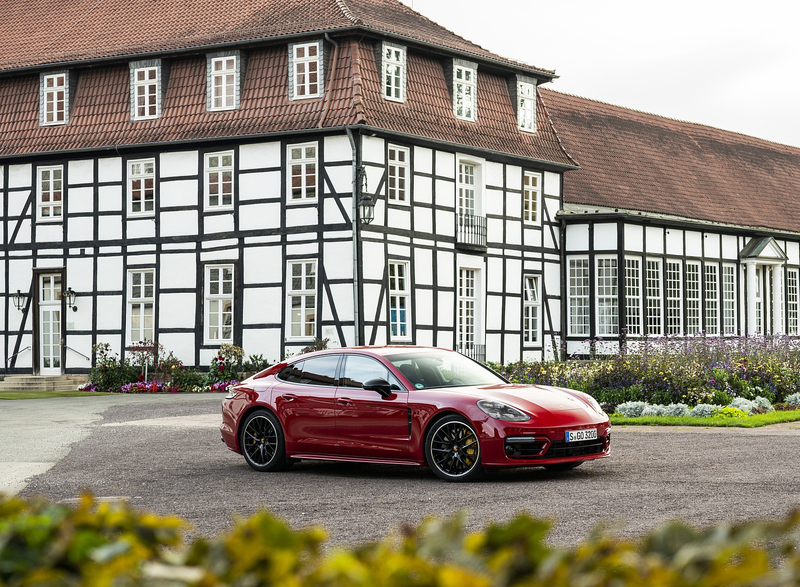 2021 Porsche Panamera GTS (Color: Carmine Red) Front Three-Quarter Wallpapers #43 of 117