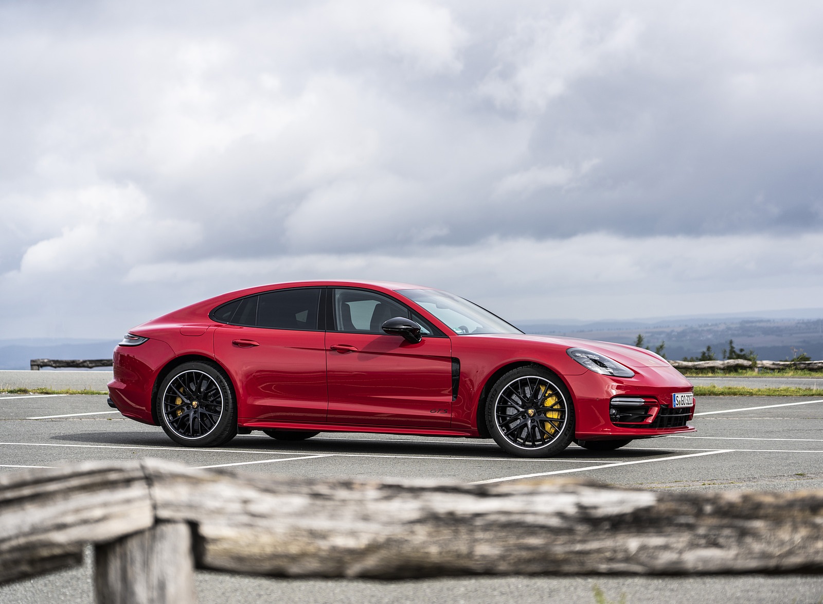 2021 Porsche Panamera GTS (Color: Carmine Red) Front Three-Quarter Wallpapers #35 of 117