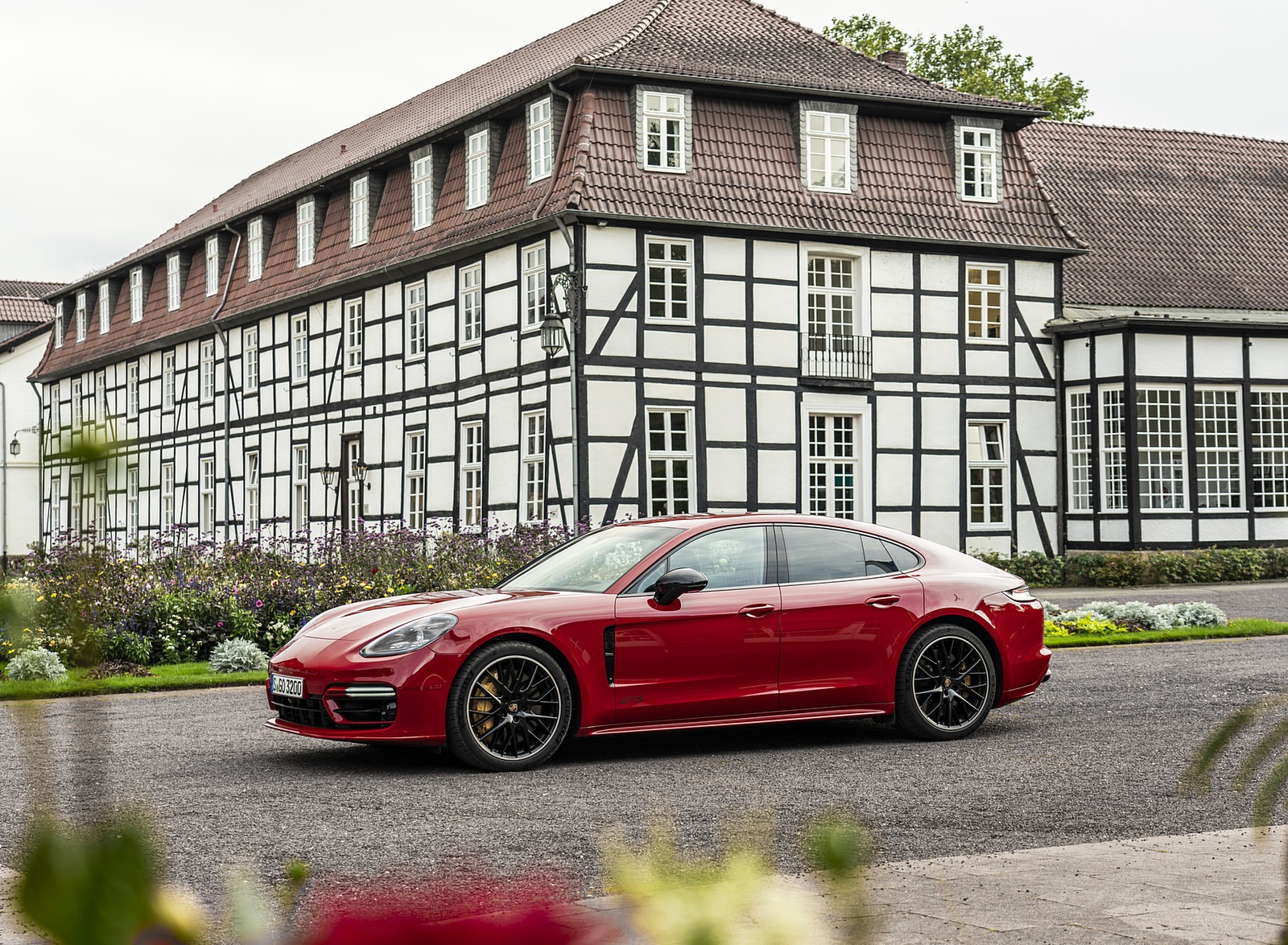 2021 Porsche Panamera GTS (Color: Carmine Red) Front Three-Quarter Wallpapers #44 of 117