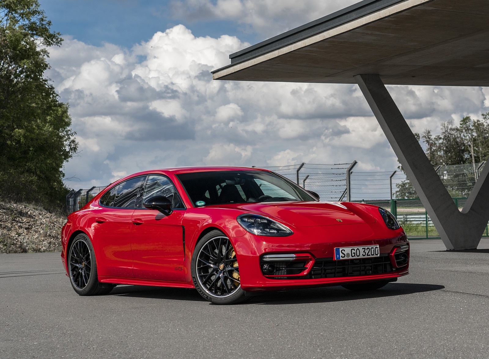 2021 Porsche Panamera GTS (Color: Carmine Red) Front Three-Quarter Wallpapers #49 of 117