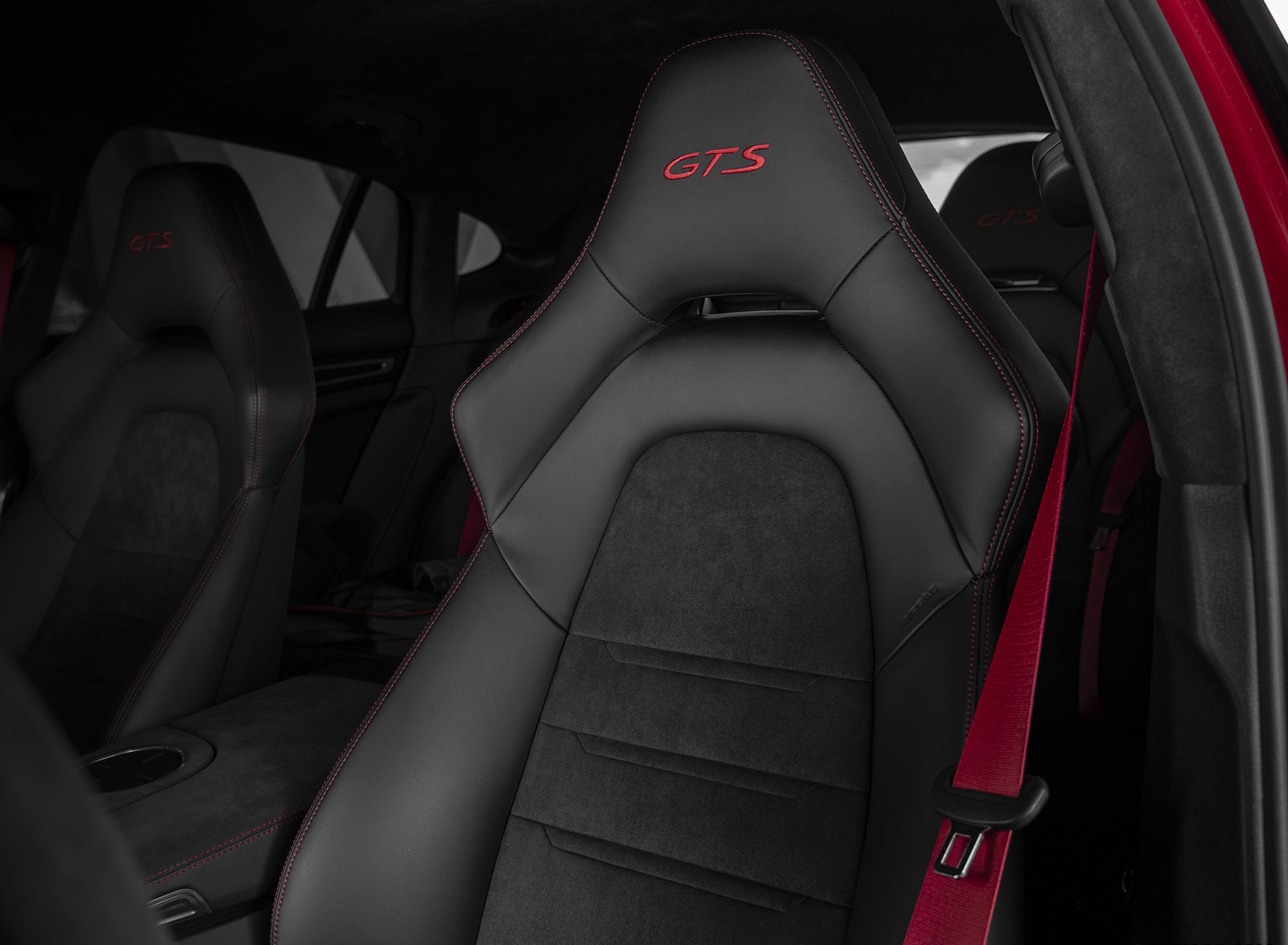 2021 Porsche Panamera GTS (Color: Carmine Red) Interior Seats Wallpapers  #66 of 117