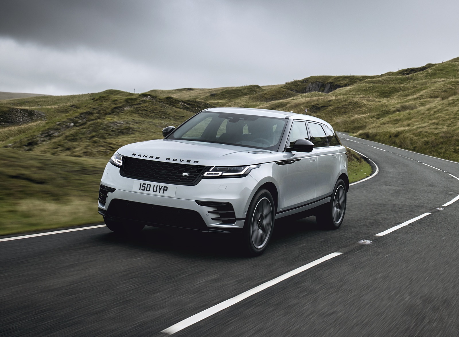 2021 Range Rover Velar P400e Plug-In Hybrid Front Three-Quarter Wallpapers (1). Download Wallpaper