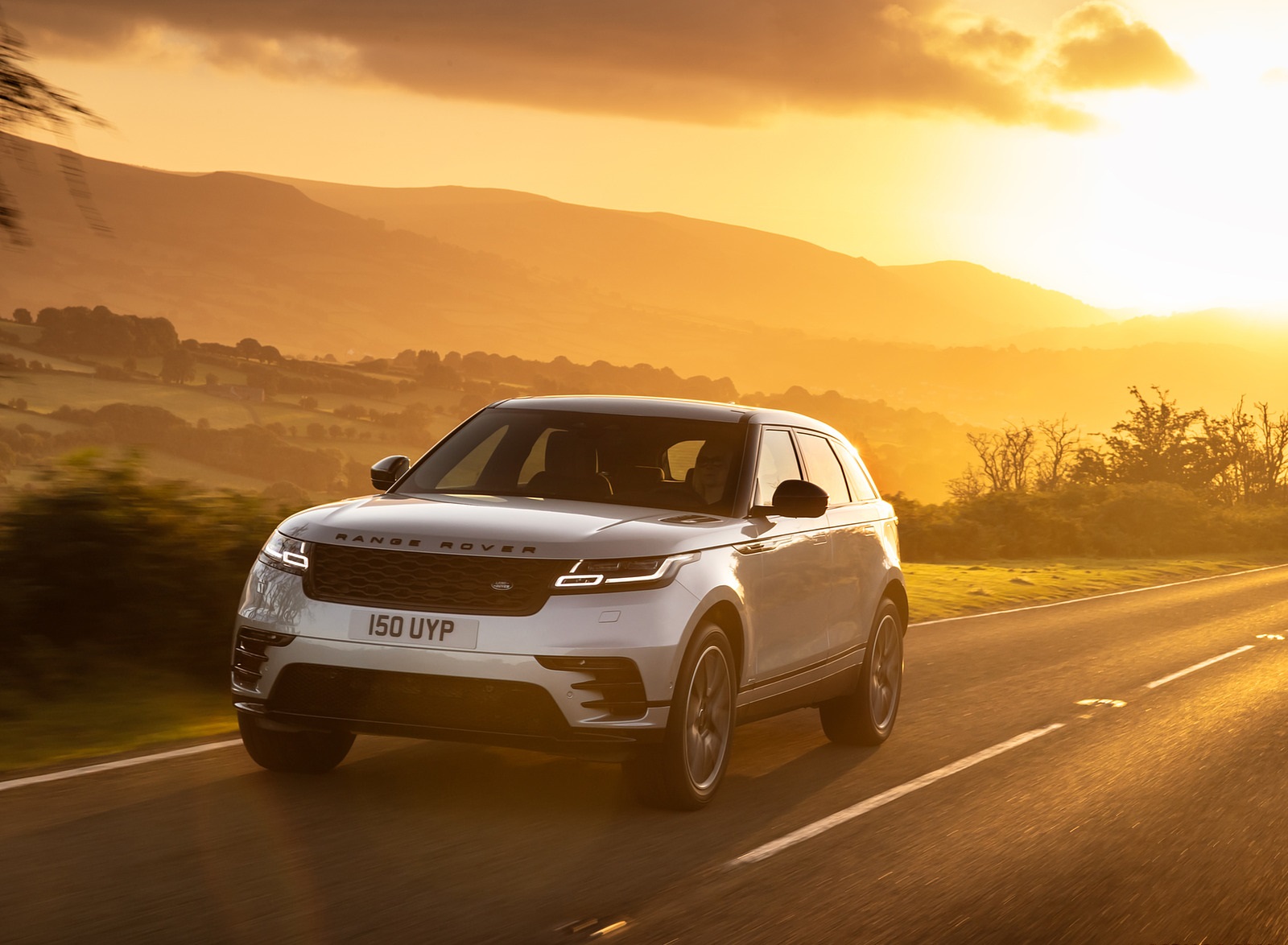 2021 Range Rover Velar P400e Plug-In Hybrid Front Three-Quarter Wallpapers #9 of 55