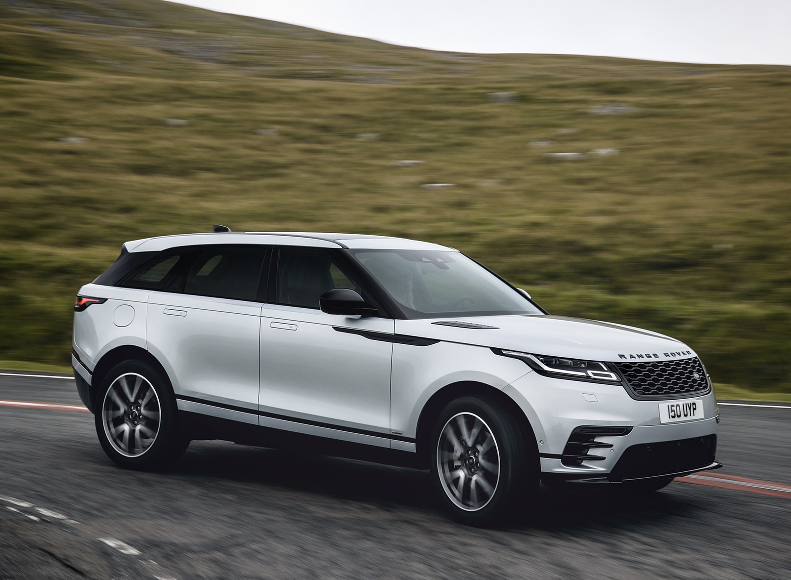 2021 Range Rover Velar P400e Plug-In Hybrid Front Three-Quarter Wallpapers  #2 of 55