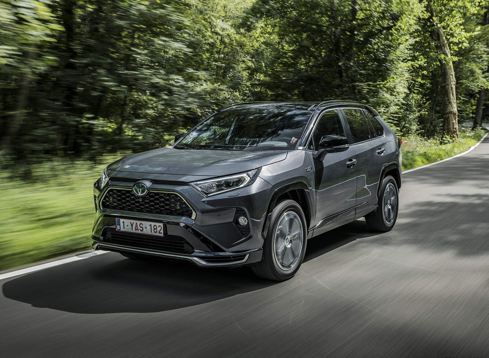 2021 Toyota RAV4 Plug-In Hybrid (Euro-Spec) Front Three-Quarter Wallpapers #5 of 133