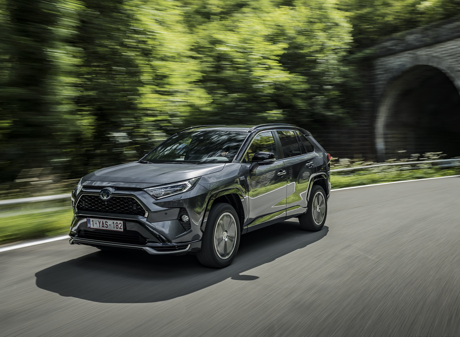 2021 Toyota RAV4 Plug-In Hybrid (Euro-Spec) Front Three-Quarter Wallpapers #6 of 133