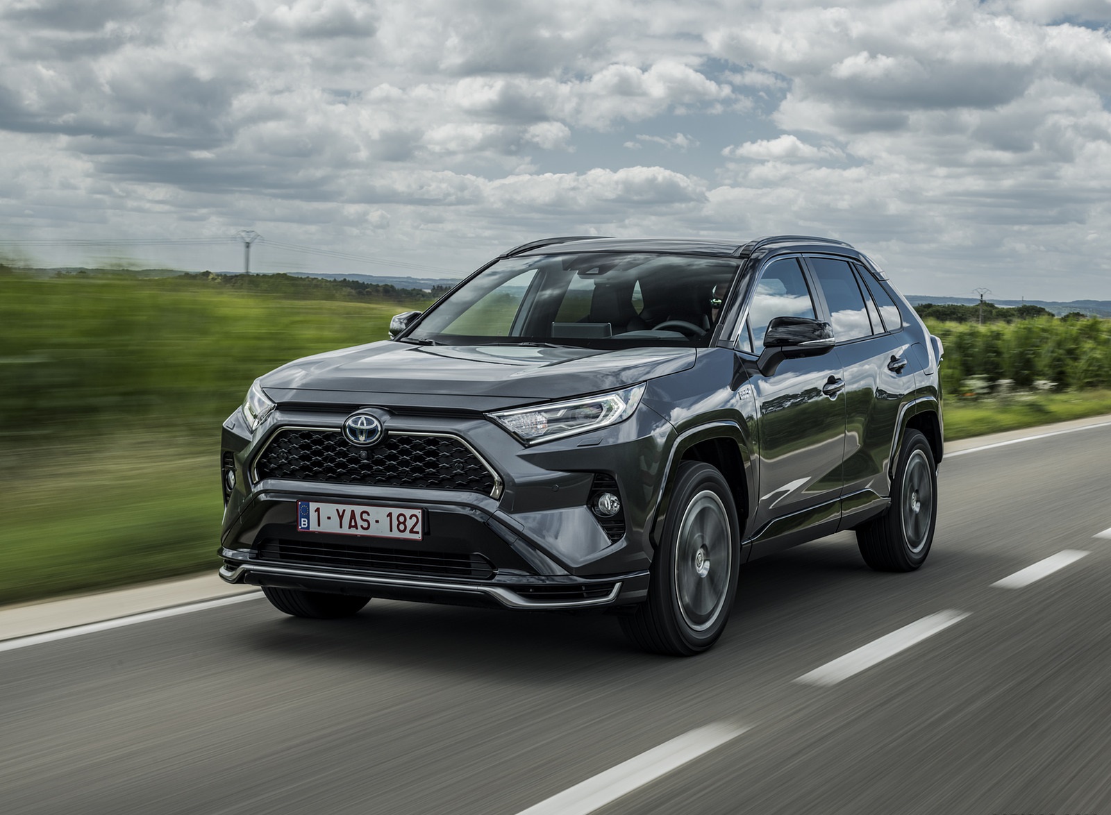 2021 Toyota RAV4 Plug-In Hybrid (Euro-Spec) Front Three-Quarter Wallpapers (9)