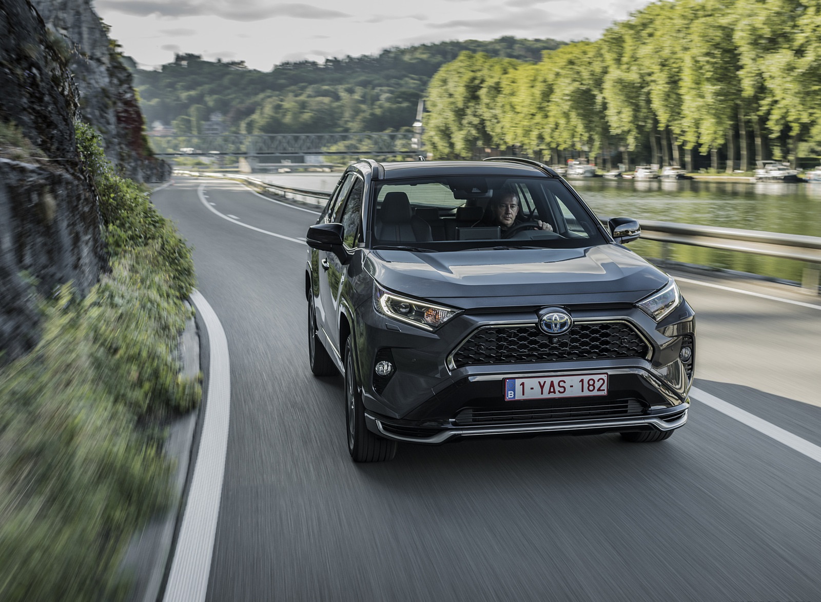 2021 Toyota RAV4 Plug-In Hybrid (Euro-Spec) Front Wallpapers (1)