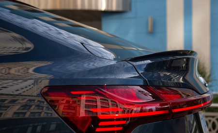 2020 Audi e-tron Sportback S-Line (US-Spec) Tail Light Wallpapers 450x275 (46)