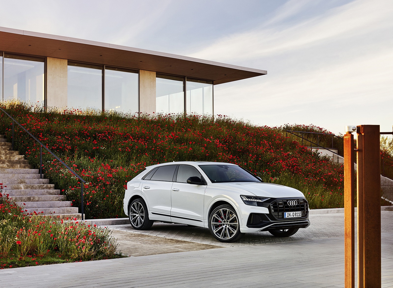 2021 Audi Q8 TFSI e Plug-In Hybrid (Color: Glacier White) Front Three-Quarter Wallpapers  (9)
