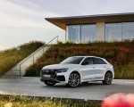 2021 Audi Q8 TFSI e Plug-In Hybrid (Color: Glacier White) Front Three-Quarter Wallpapers 150x120