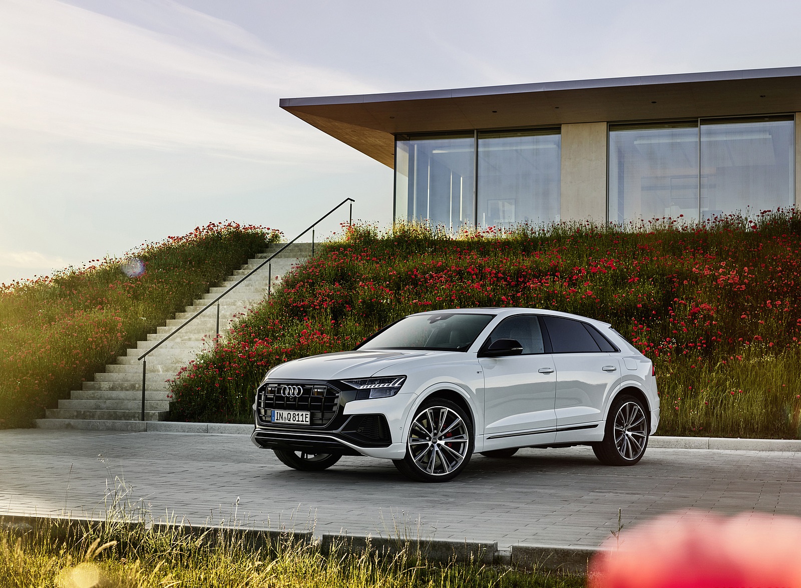 2021 Audi Q8 TFSI e Plug-In Hybrid (Color: Glacier White) Front Three-Quarter Wallpapers (10)