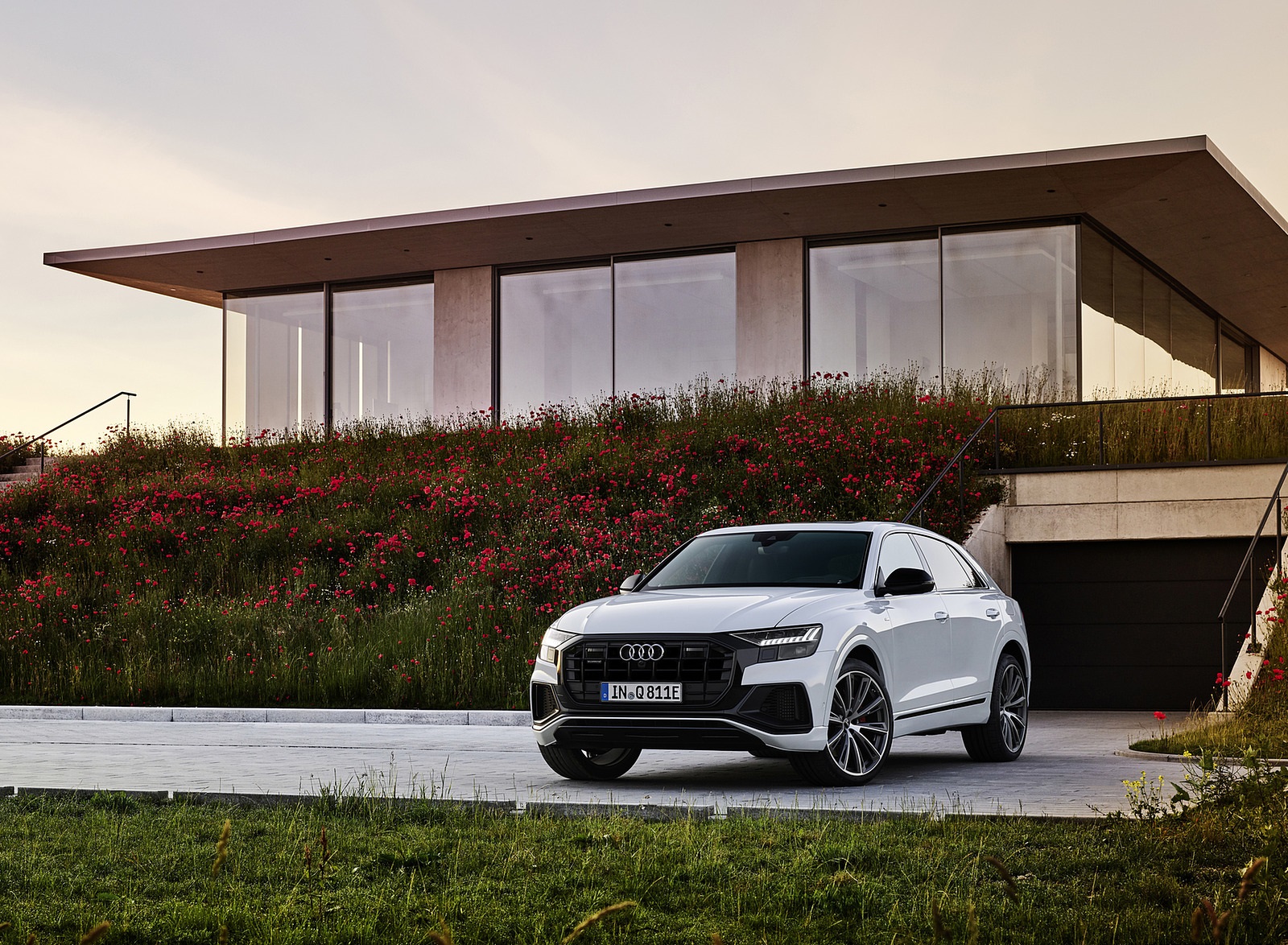 2021 Audi Q8 TFSI e Plug-In Hybrid (Color: Glacier White) Front Wallpapers #11 of 32