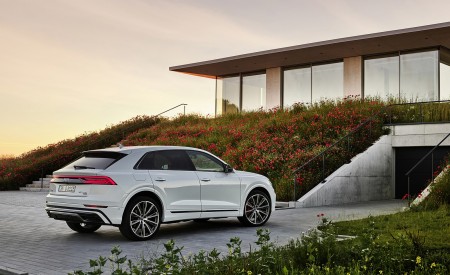 2021 Audi Q8 TFSI e Plug-In Hybrid (Color: Glacier White) Rear Three-Quarter Wallpapers  450x275 (13)