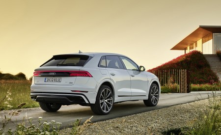 2021 Audi Q8 TFSI e Plug-In Hybrid (Color: Glacier White) Rear Three-Quarter Wallpapers 450x275 (14)