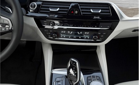 2021 BMW 5 Series Touring Central Console Wallpapers  450x275 (88)