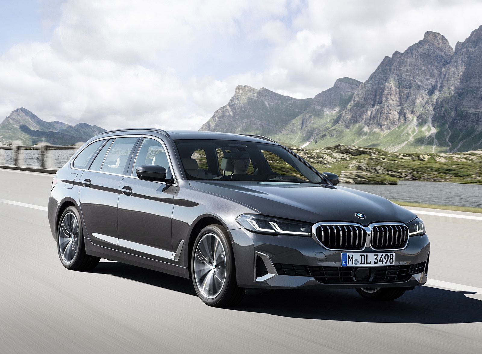 2021 BMW 5 Series Touring Front Three-Quarter Wallpapers  (3)