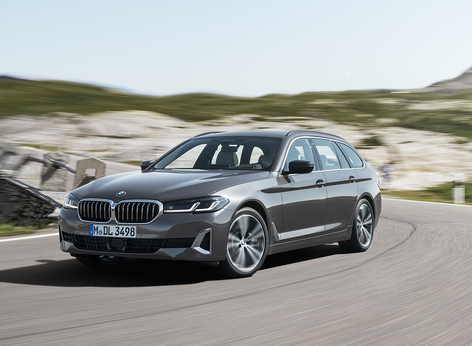 2021 BMW 5 Series Touring Front Three-Quarter Wallpapers  (1)