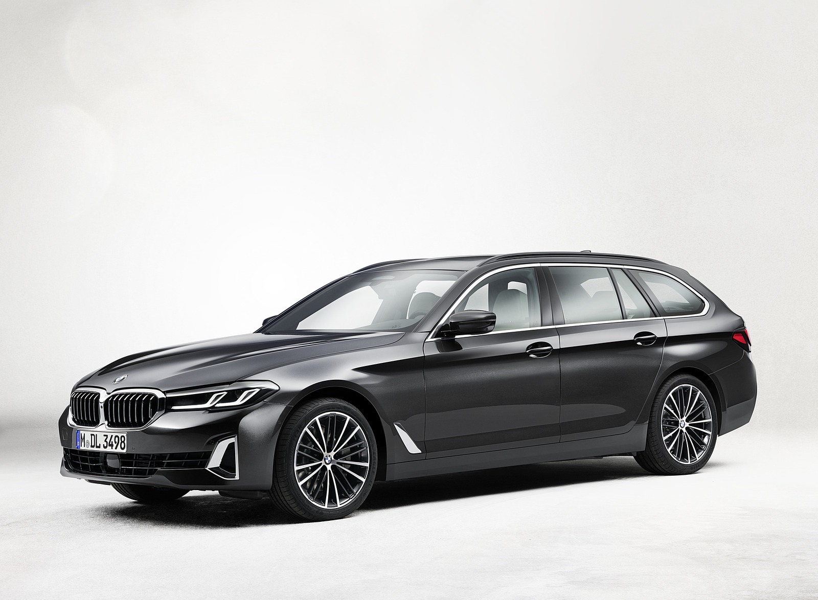 2021 BMW 5 Series Touring Front Three-Quarter Wallpapers #16 of 106