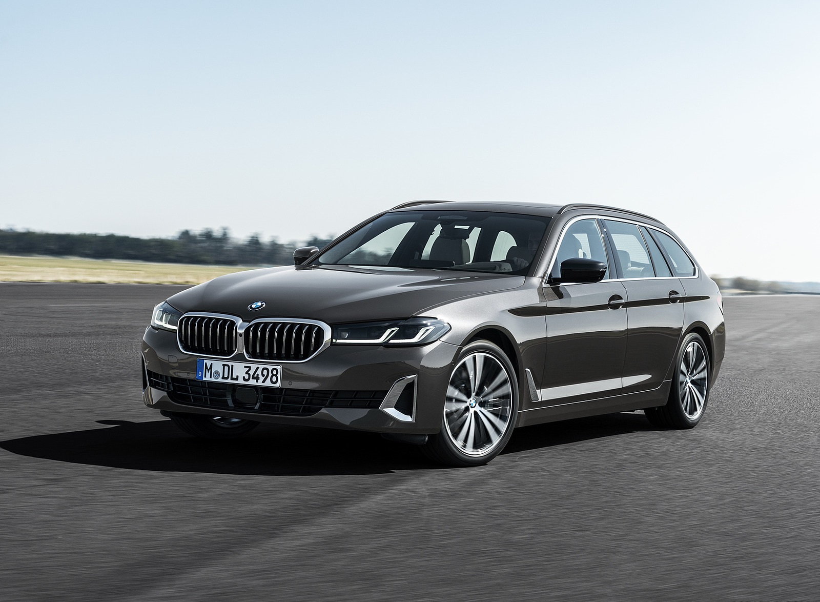 2021 BMW 5 Series Touring Front Three-Quarter Wallpapers (9)