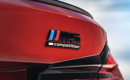 2021 BMW M5 Competition (UK-Spec) Badge Wallpapers 450x275 (30)