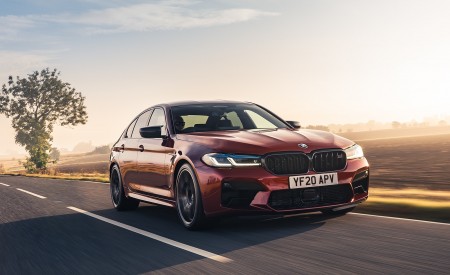2021 BMW M5 Competition (UK-Spec) Front Three-Quarter Wallpapers  450x275 (8)