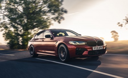 2021 BMW M5 Competition (UK-Spec) Front Three-Quarter Wallpapers  450x275 (9)