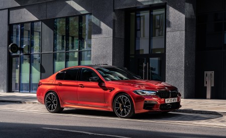 2021 BMW M5 Competition (UK-Spec) Front Three-Quarter Wallpapers 450x275 (16)
