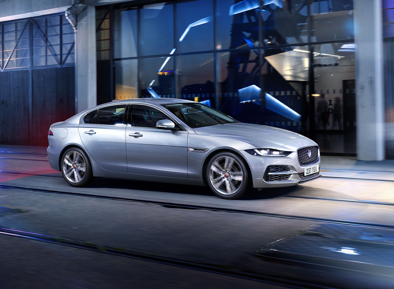 2021 Jaguar XE Front Three-Quarter Wallpapers (3)