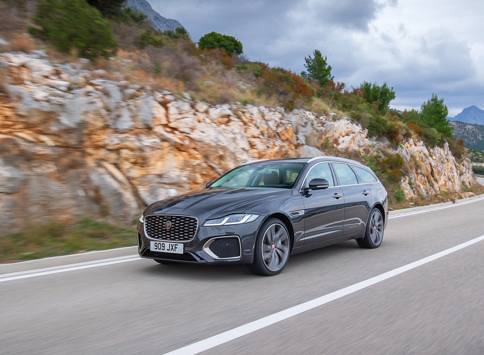 2021 Jaguar XF Sportbrake Front Three-Quarter Wallpapers  (3)