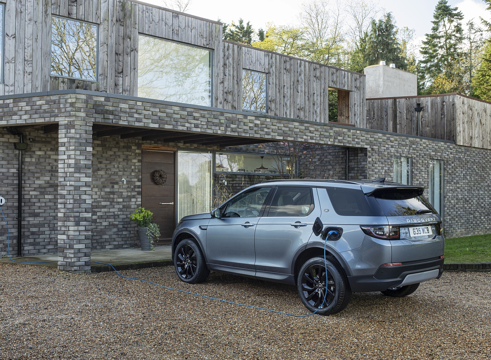 2021 Land Rover Discovery Sport P300e PHEV Charging Wallpapers (8)