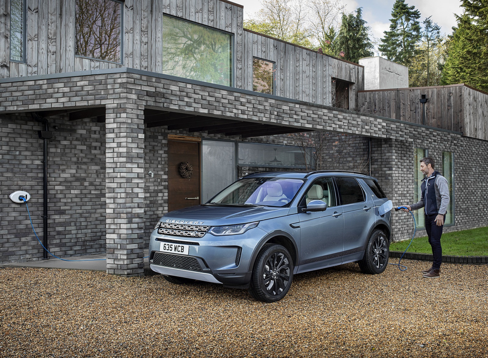 2021 Land Rover Discovery Sport P300e PHEV Front Three-Quarter Wallpapers (6)